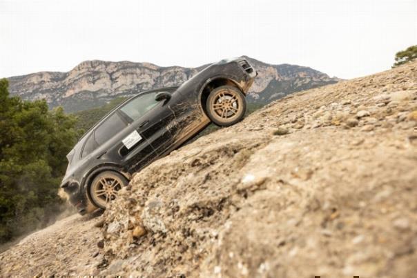 Härtetest im Gelände: Porsche unterzieht den neuen Cayenne einer anspruchsvollen Erprobung.